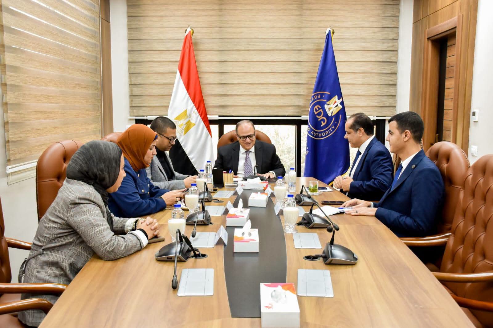 هيئة الدواء تبحث مع «المهن الطبية» دعم التصنيع المحلي وتوافر الأدوية