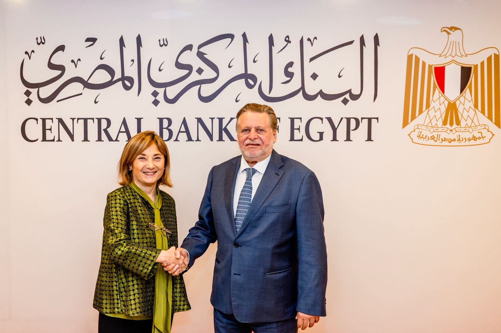 محافظ البنك المركزي يبحث مع نائب رئيس بنك الاستثمار الأوروبي تعزيز الشراكة