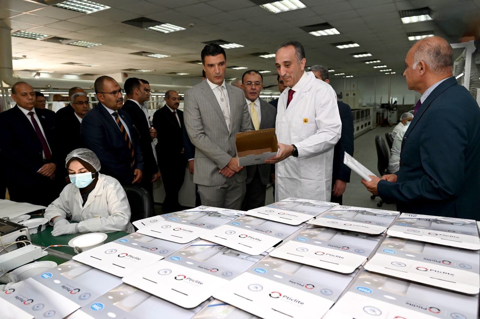 من «العربية العالمية للبصريات».. وزير الصناعة يتفقد أحدث حلول التكنولوجيا والطاقة والمدن الذكية